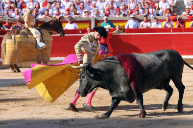 Los diestros Antonio Ferrera, Juan de Castilla e Isaac Fonseca ante los astados de José Escolar Gil en la quinta corrida de la Feria del Toro 2026