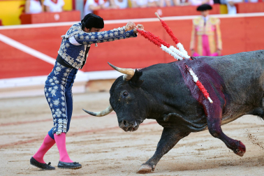 Los diestros Antonio Ferrera, Juan de Castilla e Isaac Fonseca ante los astados de José Escolar Gil en la quinta corrida de la Feria del Toro 2026