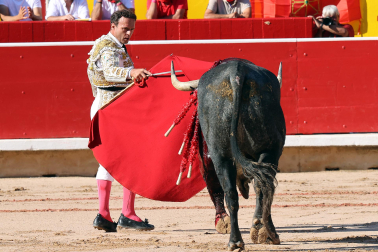 Los diestros Antonio Ferrera, Juan de Castilla e Isaac Fonseca ante los astados de José Escolar Gil en la quinta corrida de la Feria del Toro 2026