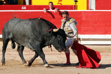 Los diestros Antonio Ferrera, Juan de Castilla e Isaac Fonseca ante los astados de José Escolar Gil en la quinta corrida de la Feria del Toro 2026