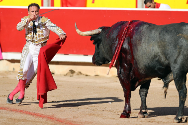 Los diestros Antonio Ferrera, Juan de Castilla e Isaac Fonseca ante los astados de José Escolar Gil en la quinta corrida de la Feria del Toro 2026