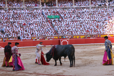 Los diestros Antonio Ferrera, Juan de Castilla e Isaac Fonseca ante los astados de José Escolar Gil en la quinta corrida de la Feria del Toro 2026