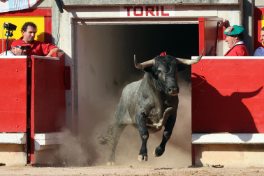 Los diestros Antonio Ferrera, Juan de Castilla e Isaac Fonseca ante los astados de José Escolar Gil en la quinta corrida de la Feria del Toro 2026