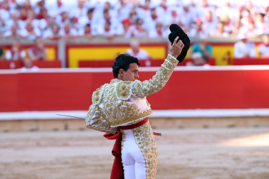Los diestros Antonio Ferrera, Juan de Castilla e Isaac Fonseca ante los astados de José Escolar Gil en la quinta corrida de la Feria del Toro 2026