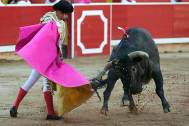Los diestros Antonio Ferrera, Juan de Castilla e Isaac Fonseca ante los astados de José Escolar Gil en la quinta corrida de la Feria del Toro 2026