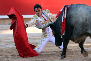 Los diestros Antonio Ferrera, Juan de Castilla e Isaac Fonseca ante los astados de José Escolar Gil en la quinta corrida de la Feria del Toro 2026