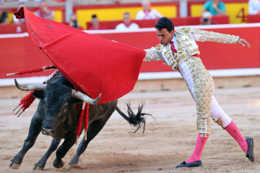 Los diestros Antonio Ferrera, Juan de Castilla e Isaac Fonseca ante los astados de José Escolar Gil en la quinta corrida de la Feria del Toro 2026