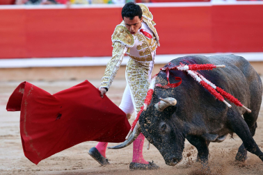 Los diestros Antonio Ferrera, Juan de Castilla e Isaac Fonseca ante los astados de José Escolar Gil en la quinta corrida de la Feria del Toro 2026