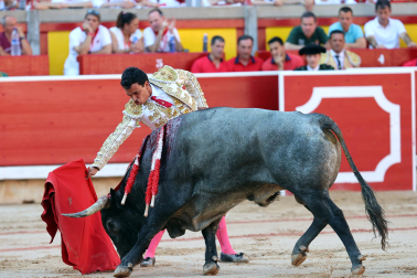 Los diestros Antonio Ferrera, Juan de Castilla e Isaac Fonseca ante los astados de José Escolar Gil en la quinta corrida de la Feria del Toro 2026