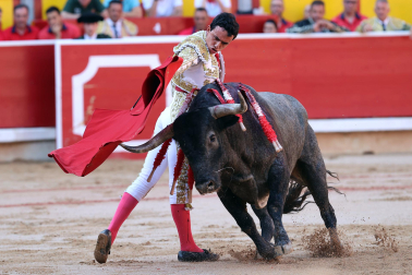 Los diestros Antonio Ferrera, Juan de Castilla e Isaac Fonseca ante los astados de José Escolar Gil en la quinta corrida de la Feria del Toro 2026