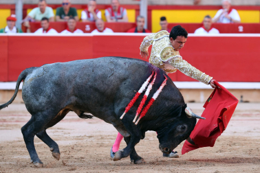 Los diestros Antonio Ferrera, Juan de Castilla e Isaac Fonseca ante los astados de José Escolar Gil en la quinta corrida de la Feria del Toro 2026