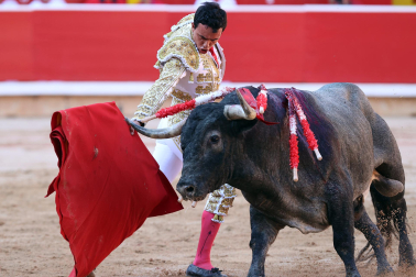 Los diestros Antonio Ferrera, Juan de Castilla e Isaac Fonseca ante los astados de José Escolar Gil en la quinta corrida de la Feria del Toro 2026