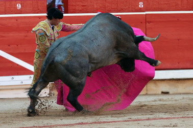 Los diestros Antonio Ferrera, Juan de Castilla e Isaac Fonseca ante los astados de José Escolar Gil en la quinta corrida de la Feria del Toro 2026