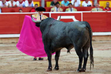 Los diestros Antonio Ferrera, Juan de Castilla e Isaac Fonseca ante los astados de José Escolar Gil en la quinta corrida de la Feria del Toro 2026
