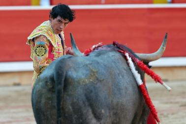 Los diestros Antonio Ferrera, Juan de Castilla e Isaac Fonseca ante los astados de José Escolar Gil en la quinta corrida de la Feria del Toro 2026