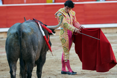 Los diestros Antonio Ferrera, Juan de Castilla e Isaac Fonseca ante los astados de José Escolar Gil en la quinta corrida de la Feria del Toro 2026