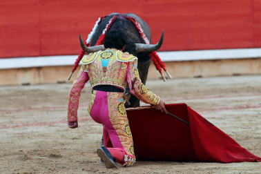 Los diestros Antonio Ferrera, Juan de Castilla e Isaac Fonseca ante los astados de José Escolar Gil en la quinta corrida de la Feria del Toro 2026