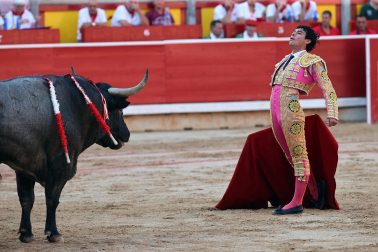 Los diestros Antonio Ferrera, Juan de Castilla e Isaac Fonseca ante los astados de José Escolar Gil en la quinta corrida de la Feria del Toro 2026