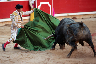 Los diestros Antonio Ferrera, Juan de Castilla e Isaac Fonseca ante los astados de José Escolar Gil en la quinta corrida de la Feria del Toro 2026