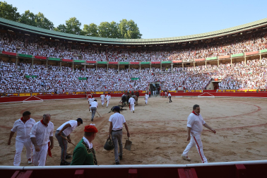 Los diestros Antonio Ferrera, Juan de Castilla e Isaac Fonseca ante los astados de José Escolar Gil en la quinta corrida de la Feria del Toro 2026