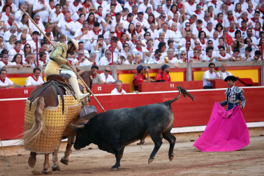 Los diestros Antonio Ferrera, Juan de Castilla e Isaac Fonseca ante los astados de José Escolar Gil en la quinta corrida de la Feria del Toro 2026
