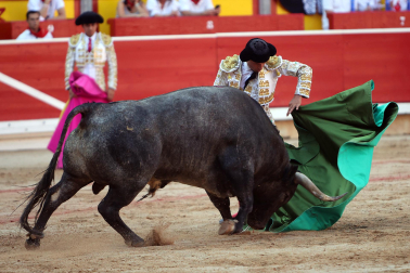 Los diestros Antonio Ferrera, Juan de Castilla e Isaac Fonseca ante los astados de José Escolar Gil en la quinta corrida de la Feria del Toro 2026