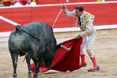 Los diestros Antonio Ferrera, Juan de Castilla e Isaac Fonseca ante los astados de José Escolar Gil en la quinta corrida de la Feria del Toro 2026