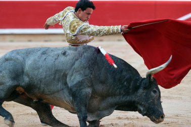 Los diestros Antonio Ferrera, Juan de Castilla e Isaac Fonseca ante los astados de José Escolar Gil en la quinta corrida de la Feria del Toro 2026