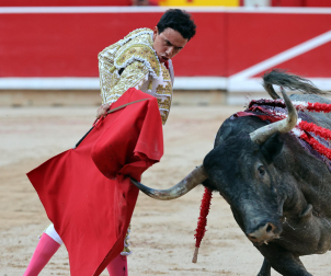 Los diestros Antonio Ferrera, Juan de Castilla e Isaac Fonseca ante los astados de José Escolar Gil en la quinta corrida de la Feria del Toro 2026