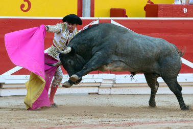 Los diestros Antonio Ferrera, Juan de Castilla e Isaac Fonseca ante los astados de José Escolar Gil en la quinta corrida de la Feria del Toro 2026