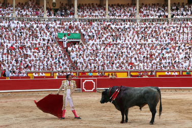 Los diestros Antonio Ferrera, Juan de Castilla e Isaac Fonseca ante los astados de José Escolar Gil en la quinta corrida de la Feria del Toro 2026
