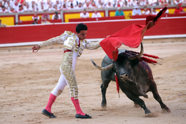 Los diestros Antonio Ferrera, Juan de Castilla e Isaac Fonseca ante los astados de José Escolar Gil en la quinta corrida de la Feria del Toro 2026