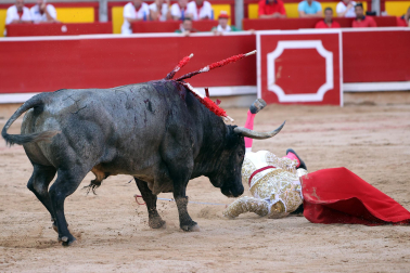 Los diestros Antonio Ferrera, Juan de Castilla e Isaac Fonseca ante los astados de José Escolar Gil en la quinta corrida de la Feria del Toro 2026