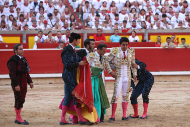 Los diestros Antonio Ferrera, Juan de Castilla e Isaac Fonseca ante los astados de José Escolar Gil en la quinta corrida de la Feria del Toro 2026