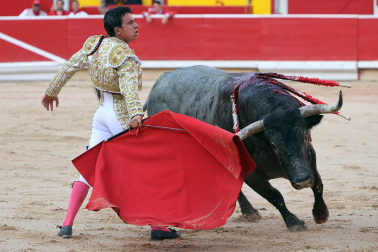 Los diestros Antonio Ferrera, Juan de Castilla e Isaac Fonseca ante los astados de José Escolar Gil en la quinta corrida de la Feria del Toro 2026