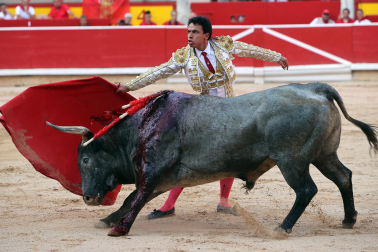 Los diestros Antonio Ferrera, Juan de Castilla e Isaac Fonseca ante los astados de José Escolar Gil en la quinta corrida de la Feria del Toro 2026