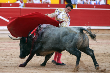 Los diestros Antonio Ferrera, Juan de Castilla e Isaac Fonseca ante los astados de José Escolar Gil en la quinta corrida de la Feria del Toro 2026