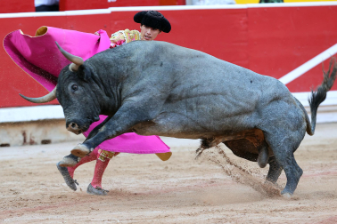 Los diestros Antonio Ferrera, Juan de Castilla e Isaac Fonseca ante los astados de José Escolar Gil en la quinta corrida de la Feria del Toro 2026