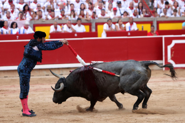 Los diestros Antonio Ferrera, Juan de Castilla e Isaac Fonseca ante los astados de José Escolar Gil en la quinta corrida de la Feria del Toro 2026