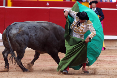 Los diestros Antonio Ferrera, Juan de Castilla e Isaac Fonseca ante los astados de José Escolar Gil en la quinta corrida de la Feria del Toro 2026