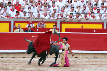 Los diestros Antonio Ferrera, Juan de Castilla e Isaac Fonseca ante los astados de José Escolar Gil en la quinta corrida de la Feria del Toro 2026
