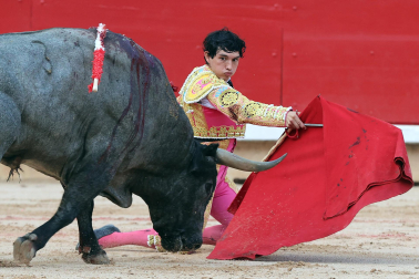 Los diestros Antonio Ferrera, Juan de Castilla e Isaac Fonseca ante los astados de José Escolar Gil en la quinta corrida de la Feria del Toro 2026