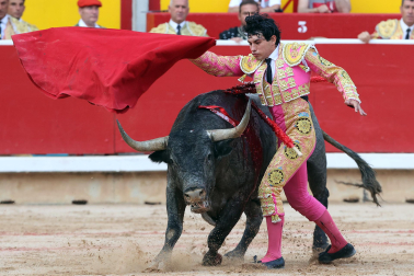 Los diestros Antonio Ferrera, Juan de Castilla e Isaac Fonseca ante los astados de José Escolar Gil en la quinta corrida de la Feria del Toro 2026