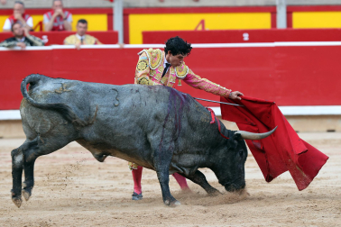 Los diestros Antonio Ferrera, Juan de Castilla e Isaac Fonseca ante los astados de José Escolar Gil en la quinta corrida de la Feria del Toro 2026