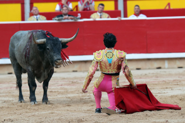Los diestros Antonio Ferrera, Juan de Castilla e Isaac Fonseca ante los astados de José Escolar Gil en la quinta corrida de la Feria del Toro 2026