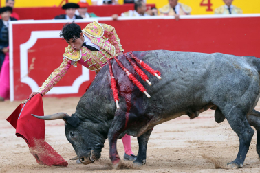 Los diestros Antonio Ferrera, Juan de Castilla e Isaac Fonseca ante los astados de José Escolar Gil en la quinta corrida de la Feria del Toro 2026