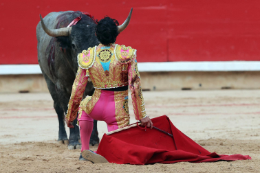 Los diestros Antonio Ferrera, Juan de Castilla e Isaac Fonseca ante los astados de José Escolar Gil en la quinta corrida de la Feria del Toro 2026