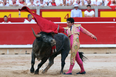 Los diestros Antonio Ferrera, Juan de Castilla e Isaac Fonseca ante los astados de José Escolar Gil en la quinta corrida de la Feria del Toro 2026
