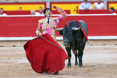 Los diestros Antonio Ferrera, Juan de Castilla e Isaac Fonseca ante los astados de José Escolar Gil en la quinta corrida de la Feria del Toro 2026
