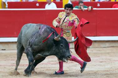 Los diestros Antonio Ferrera, Juan de Castilla e Isaac Fonseca ante los astados de José Escolar Gil en la quinta corrida de la Feria del Toro 2026